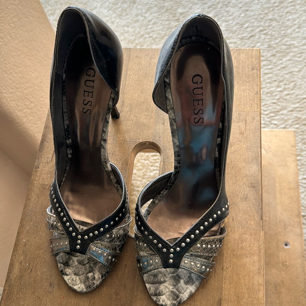 Guess high heels 

Size 7